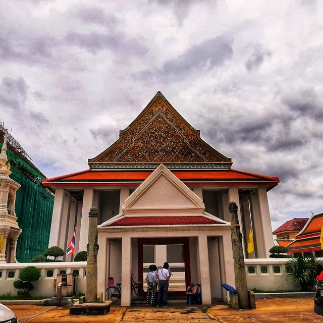 สักการะพระพุทธไตรรัตนนายก ซำปอกง ที่วัดกัลยาณ์