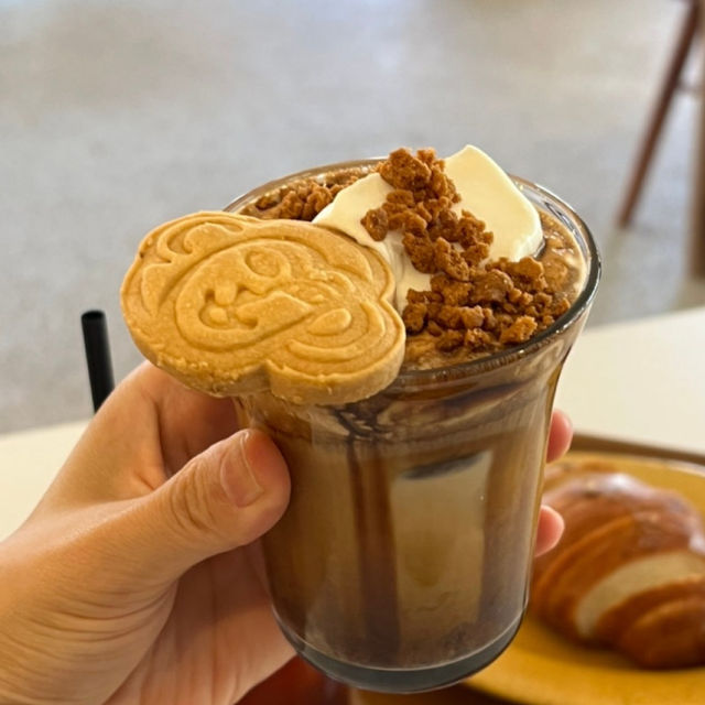 시그니처 쿠키가 올라간 아인슈페너 맛집