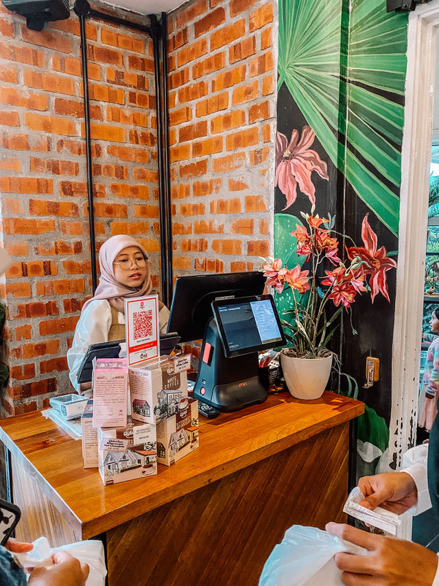 Cafe Hunting | English Cottage Style Cafe by Qidot