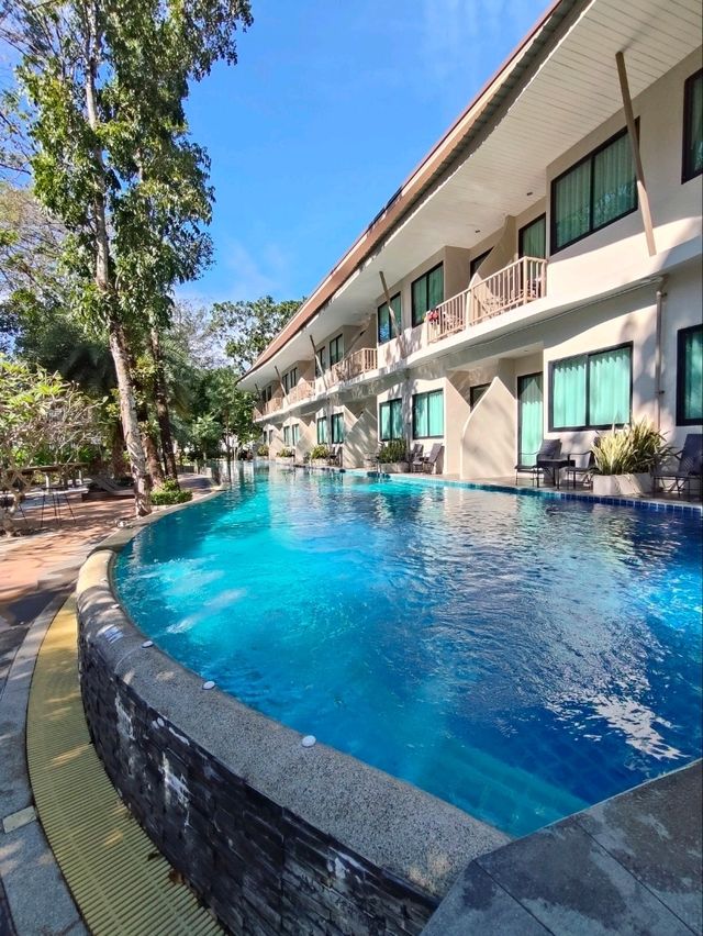 แอทไรซ์ รีสอร์ทสระว่ายน้ำสวยท่ามกลางธรรมชาติ