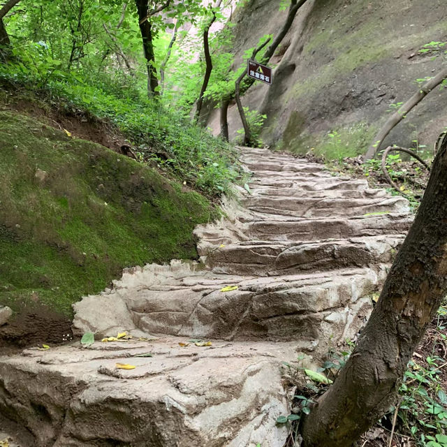 巖山：風光明媚的自然寶庫 ⛰️🌄