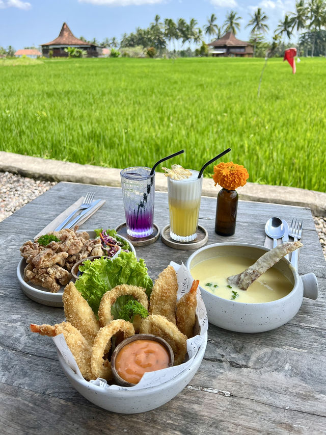 Cafe surrounded Ubud rice fields🌾