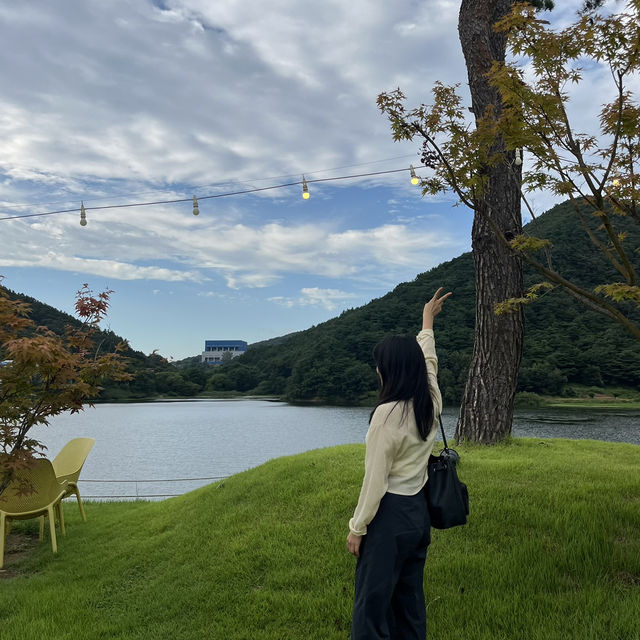 청량한 호수뷰를 즐길 수 있는 카페 ✨