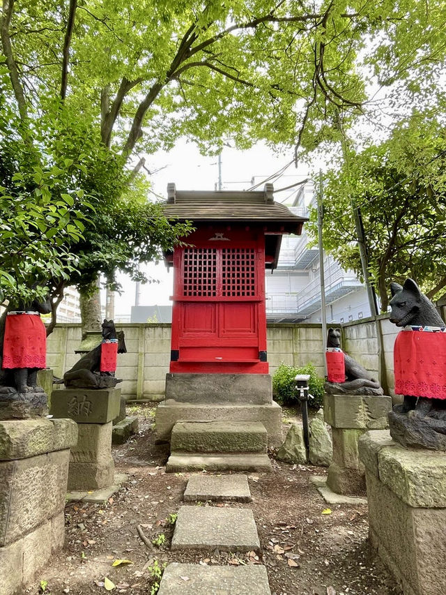 【東京都】木々に覆われた社殿が見応えあり