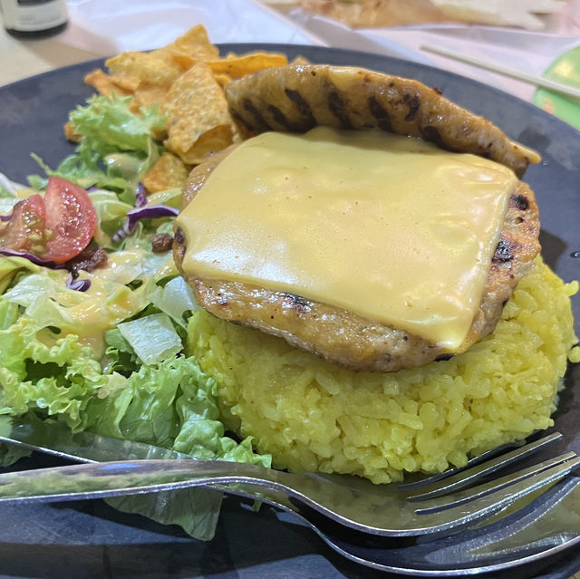 Popular food court in Penang with extensive of range local dishes 