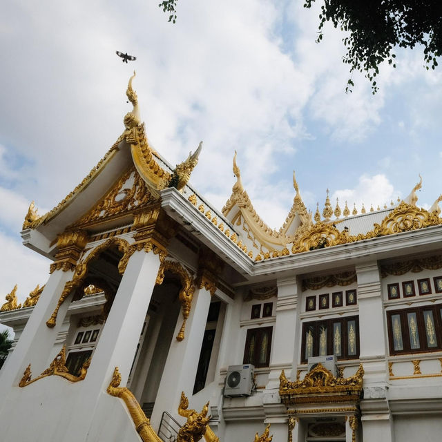 พระธาตุพนม: ศูนย์รวมศรัทธาและศิลปะอันทรงคุณค่า