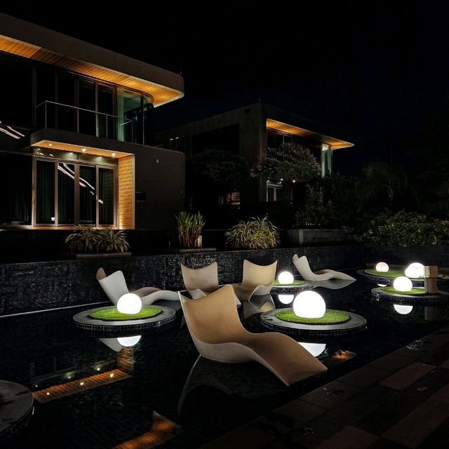 Plane-Watching by the Pool?