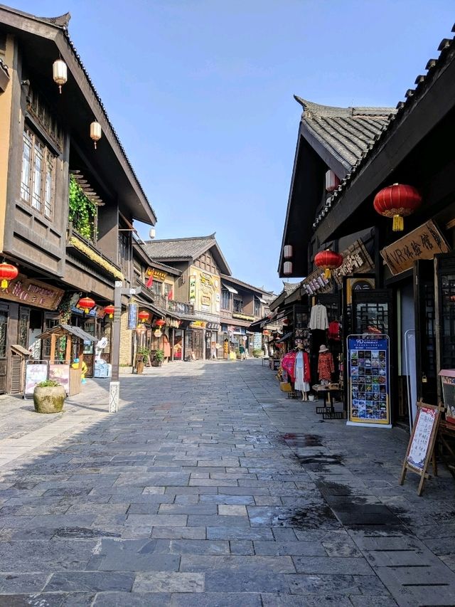 貴州避暑好去處，體驗苗村文化：丹寨萬達小鎮