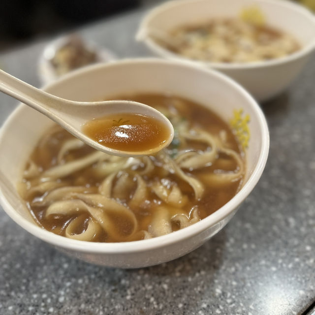 人手現削現煮．山西刀削麵