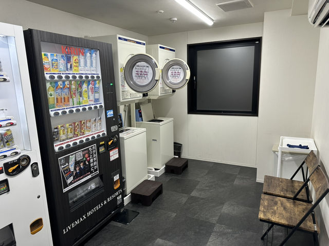 周辺には千葉市役所やモノレール『ホテルリブマックス千葉みなと駅前』