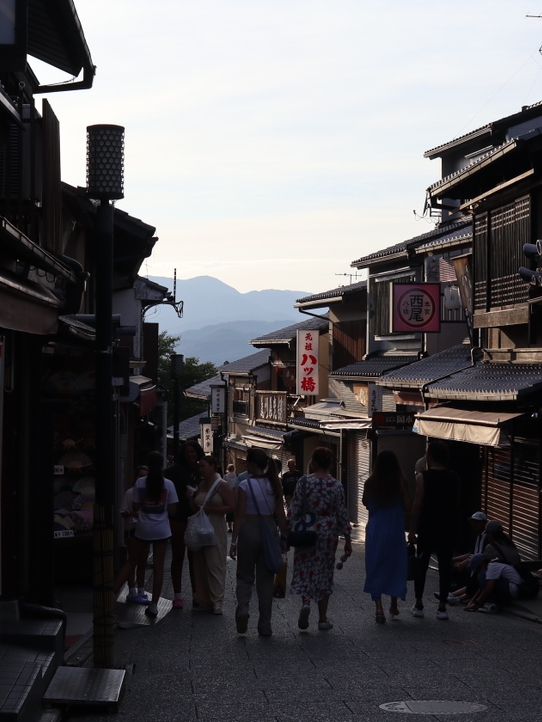 Sannenzaka: A Charming Stroll Through Kyoto’s Past