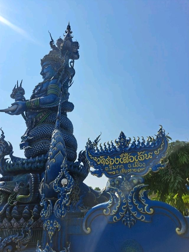 พาเที่ยววัดสีน้ำเงิน