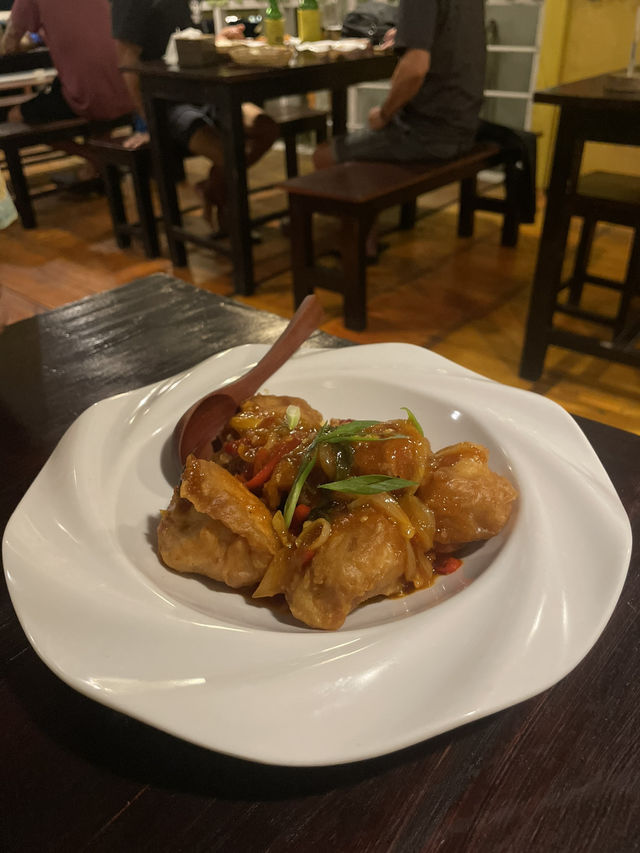 De Waroeng Labuan Bajo: Flavor That Hits the Spot! 🍗🍄