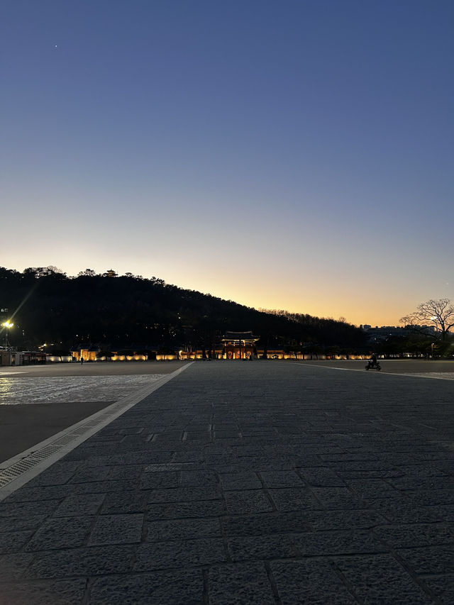 화성행궁의 웅잠함을 배경으로 다양한 문화행사가 펼쳐지는 화성행궁 광장🇰🇷