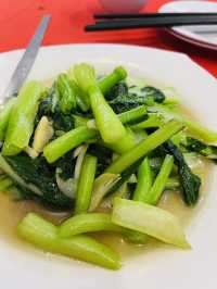 “Yau Kee’s Legendary Curry Chicken Bread: A Flavorful Feast in a Loaf!”
