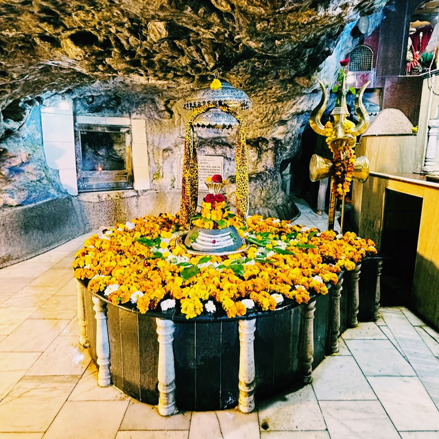 神秘的な洞窟寺院で祈りを捧げる✨