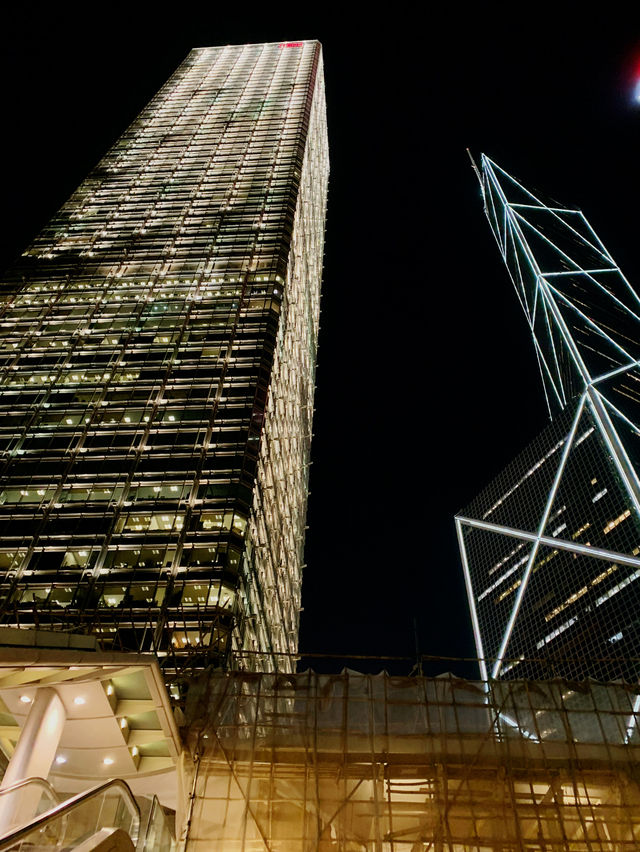 Central Hong Kong: A Night of Contrasts and Neon Glow 🌃✨