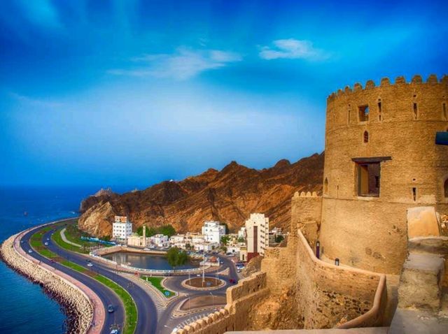 "Discover Oman: Where Desert Meets the Sea and Mountains Touch the Sky! 🇴🇲✨"