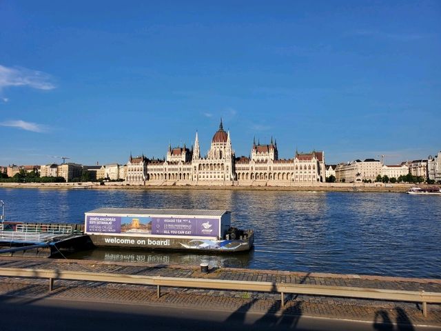 [🇭🇺ブダペスト] 国会議事堂の夜景 — ドナウ川に輝く黄金のシンボル