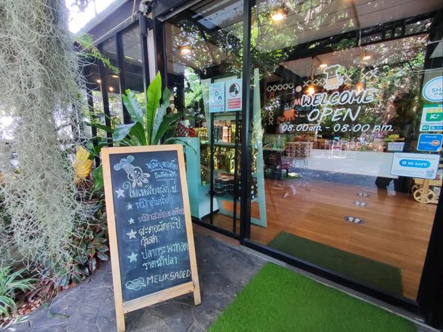 คาเฟ่เด็ด บ้านเพ อาหารสดอร่อย บรรยากาศร่มรื่น