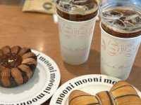 首爾｜3層樓黑色蝴蝶結咖啡廳美到不科學！Café Mooni Apgujeong首爾少女心爆棚必踩點，甜品精緻好拍又好吃