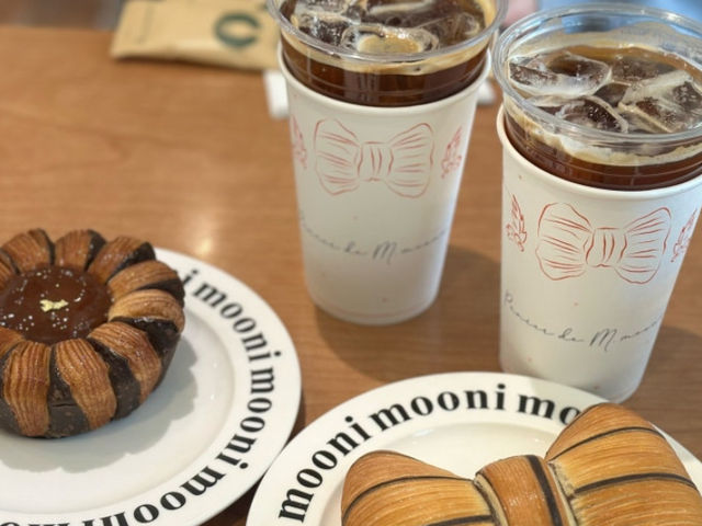 首爾｜3層樓黑色蝴蝶結咖啡廳美到不科學！Café Mooni Apgujeong首爾少女心爆棚必踩點，甜品精緻好拍又好吃