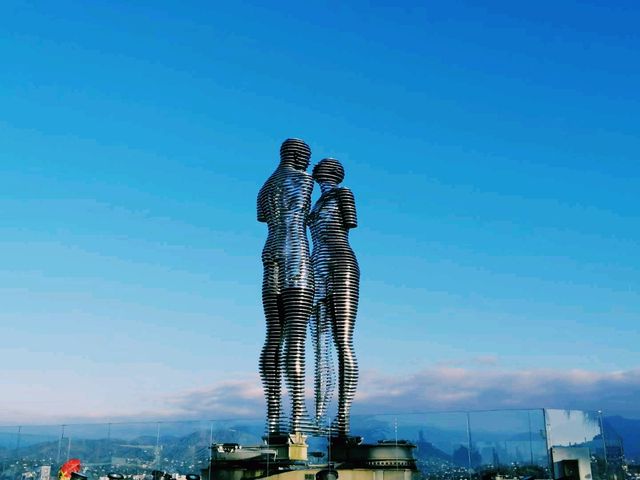 格魯吉亞巴統著名雕像景點：Ali & Nino Statue阿里和尼諾雕像，適合打卡拍照📸