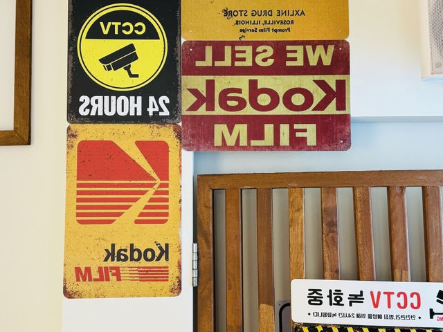 弘大街頭的黃紅驚喜：Kodak 人生四格初體驗連背景都自帶復古感✨Kodak 弘大人生四格店太美了！弘大最吸睛人生四格就在這！