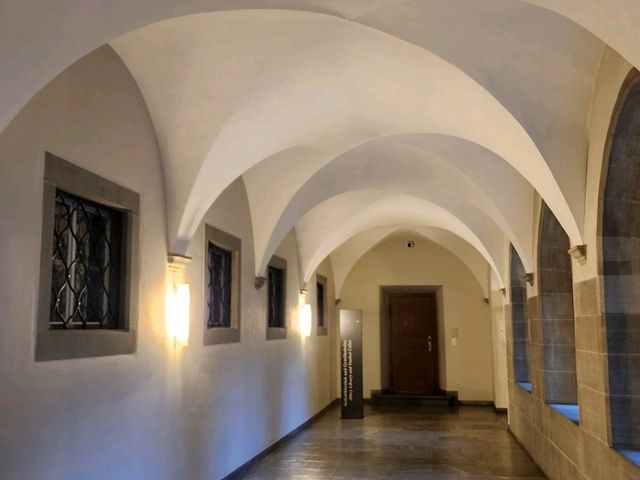 [🇨🇭ザンクト・ガレン] 修道院図書館の展示室で中世の書物と対話する