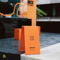 BBRICK คาเฟ่ดีไซน์โดเด่น สไตล์โมเดิร์นโทนสีส้ม