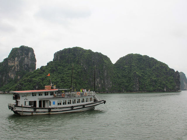 【Ha Long Bay｜ハロン湾｜ベトナム】 エメラルドの海に無数の奇岩が浮かぶ、海の神秘風景