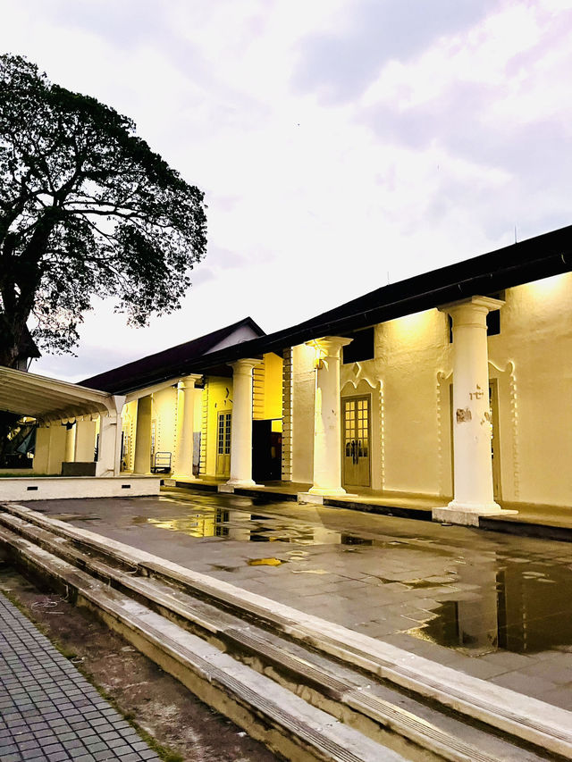 The Old Courthouse Kuching: A Timeless Colonial Landmark and Photogenic Gem 