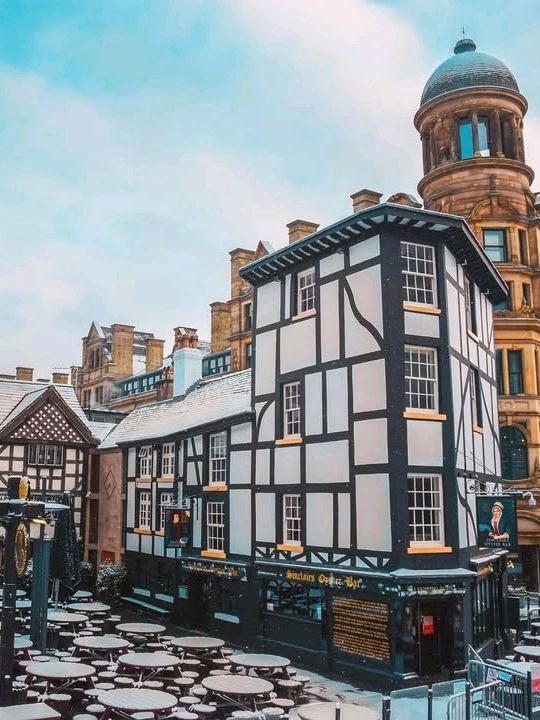 Beautiful square where you can hear the atmosphere of old England
