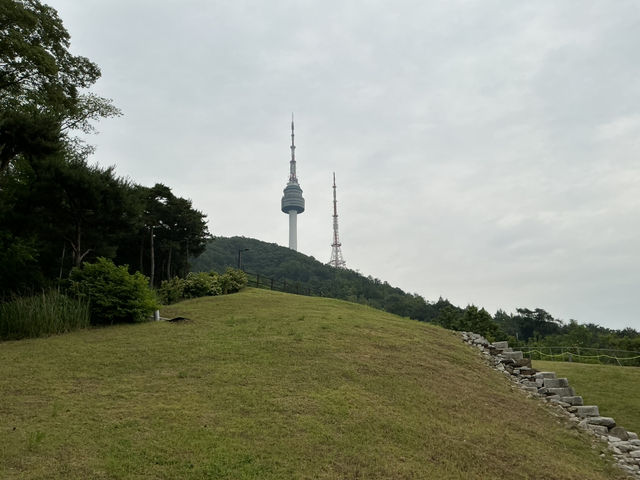 首爾塔風景愛情鎖和美食
