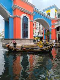 【Gondola Water Taxi】沿岸有瑰麗色彩之排屋可供欣賞！
