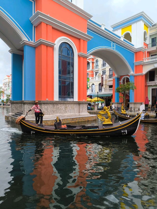 【Gondola Water Taxi】沿岸有瑰麗色彩之排屋可供欣賞！