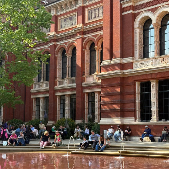 V&A: Brightness and Blissful Ease! ☀️☕