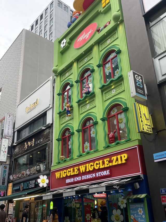 알록달록 동화책 속에 들어온 듯한 명동 <위글위글>