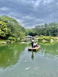 리쓰린공원에서 가장 우아한 체험 중 하나는 바로 南湖周遊和船 (와센 보트) 타기