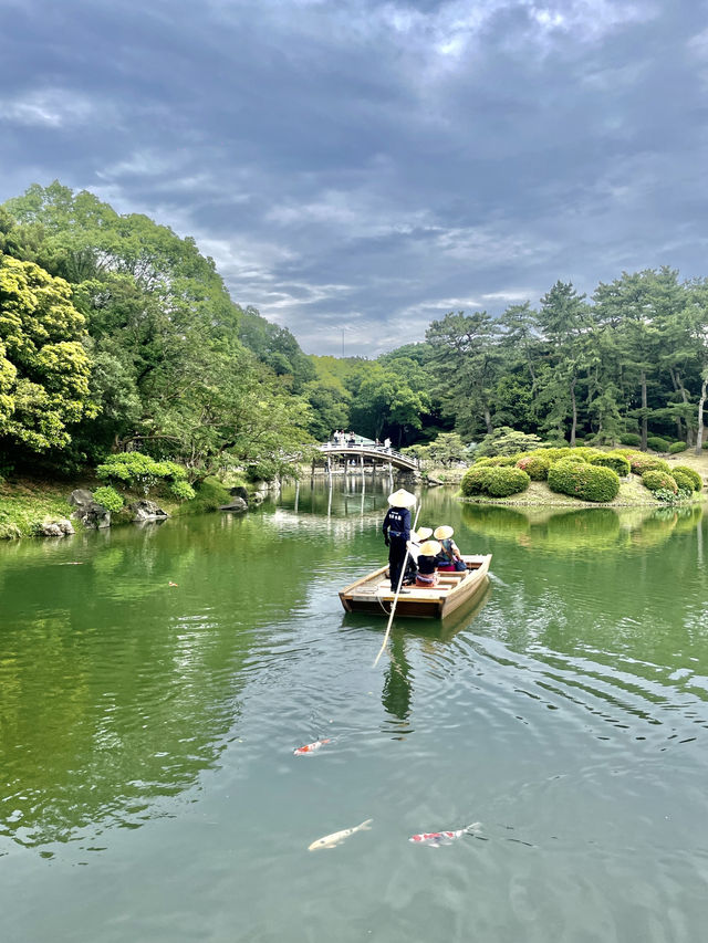 리쓰린공원에서 가장 우아한 체험 중 하나는 바로 南湖周遊和船 (와센 보트) 타기