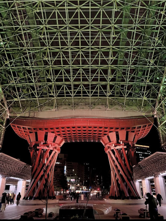 旅の始まりにふさわしい門✨金沢駅鼓門で感動の一枚を📸