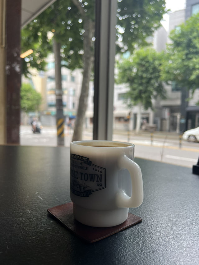 나도 모르게 들어가고 싶어지는 홍대 히트 커피로스터리