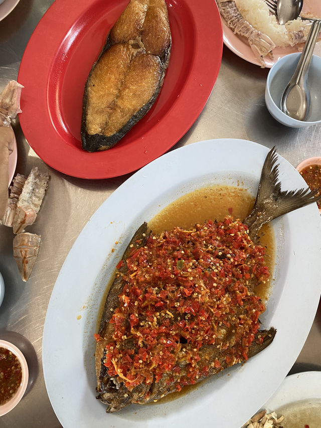 ป้อมกินแล้วรวย – ซีฟู้ดพื้นบ้านสดใหม่ ที่บางพระ