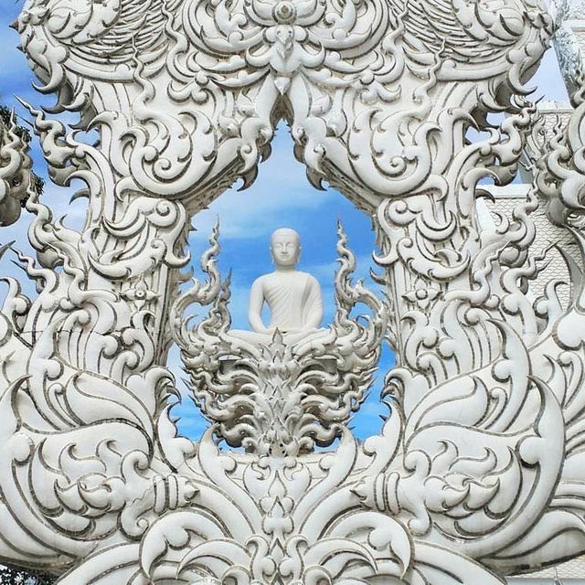 ✨🏯 *Wat Rong Khun: The Surreal White Temple of Chiang Rai* 🕊️🎨