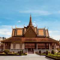 👑 "Crown Jewel of Cambodia: The Royal Palace of Phnom Penh