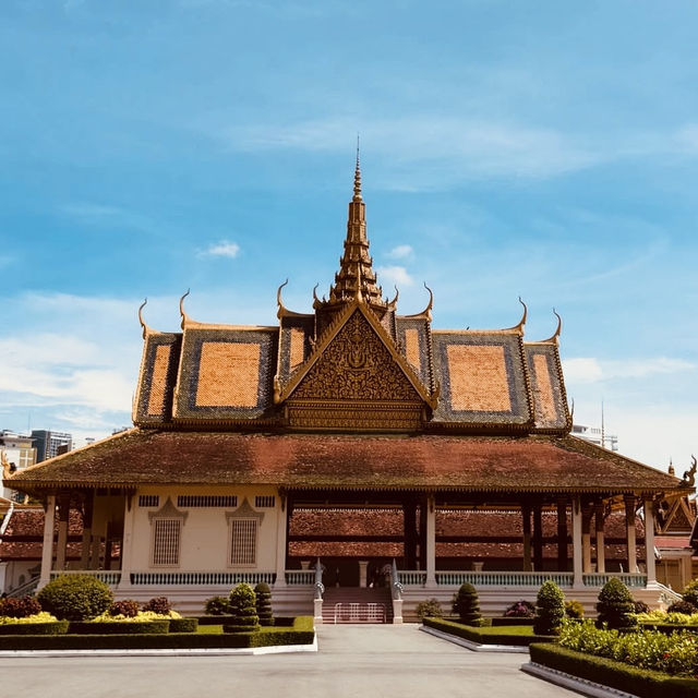 👑 "Crown Jewel of Cambodia: The Royal Palace of Phnom Penh