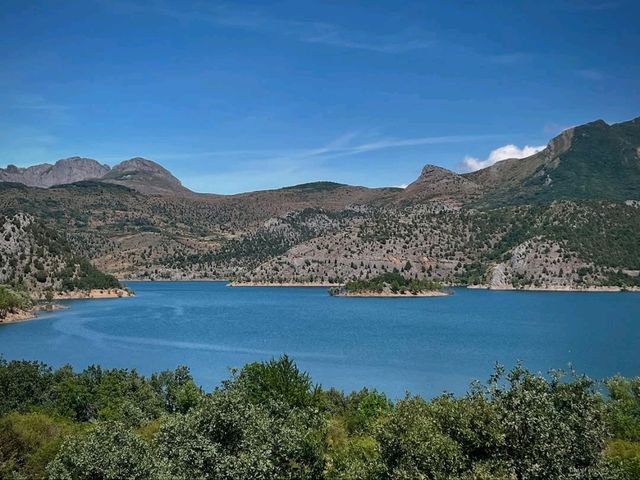 Lakeside Peace and Mountain Air at Los Barrios de Luna