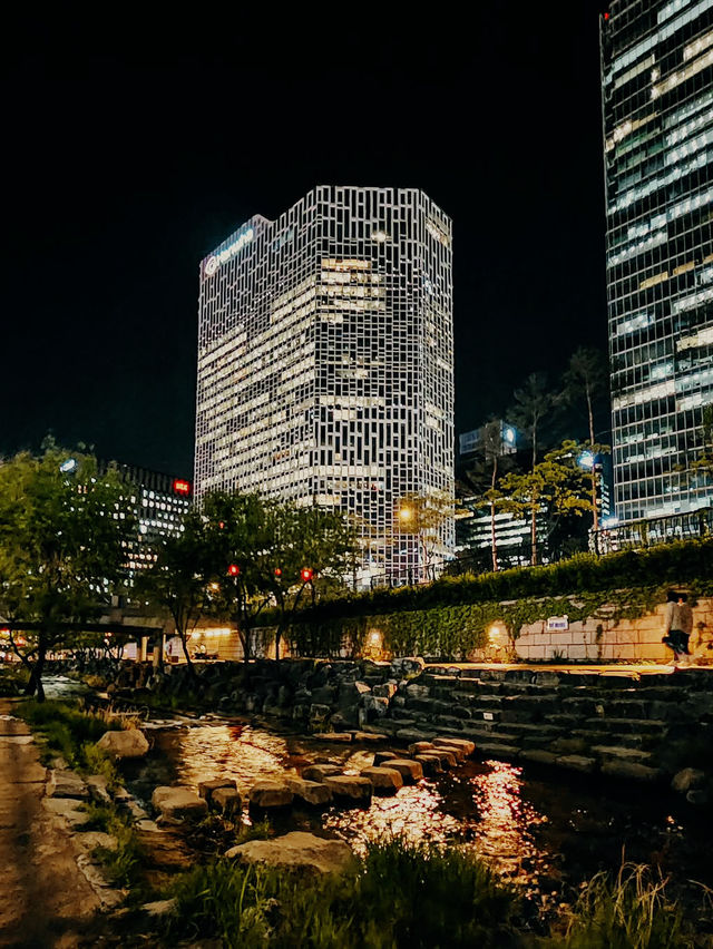 Cheonggyecheon at night