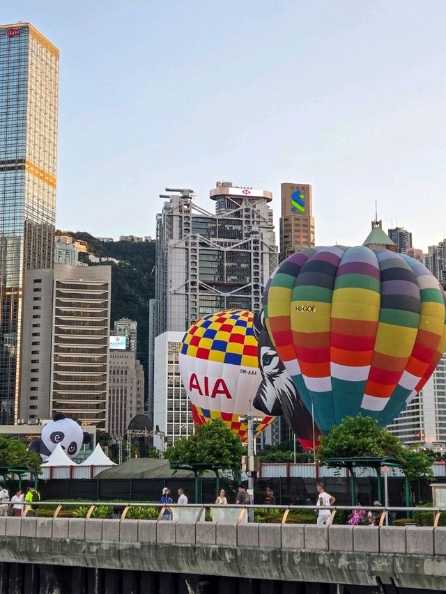 陽光下的繁華都市探索🌅🎡黃昏時分的中環碼頭