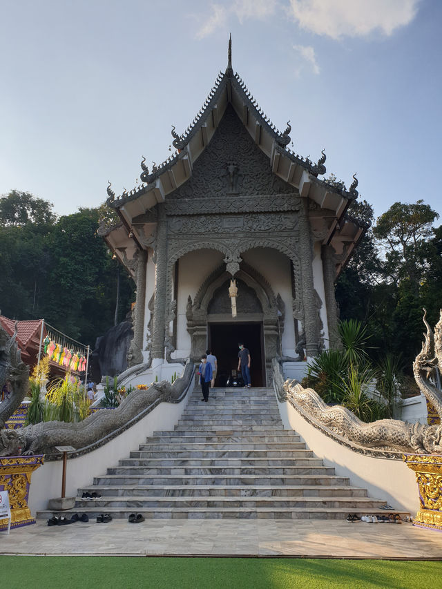 🛕 Phra That Pha Ngao: Chiang Rai’s Sacred Cliff